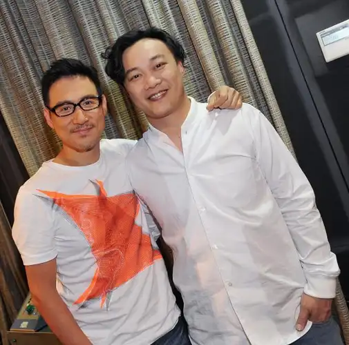 张学友,陈奕迅素颜为公益开嗓,"歌王"用手机伴奏,却格外感人