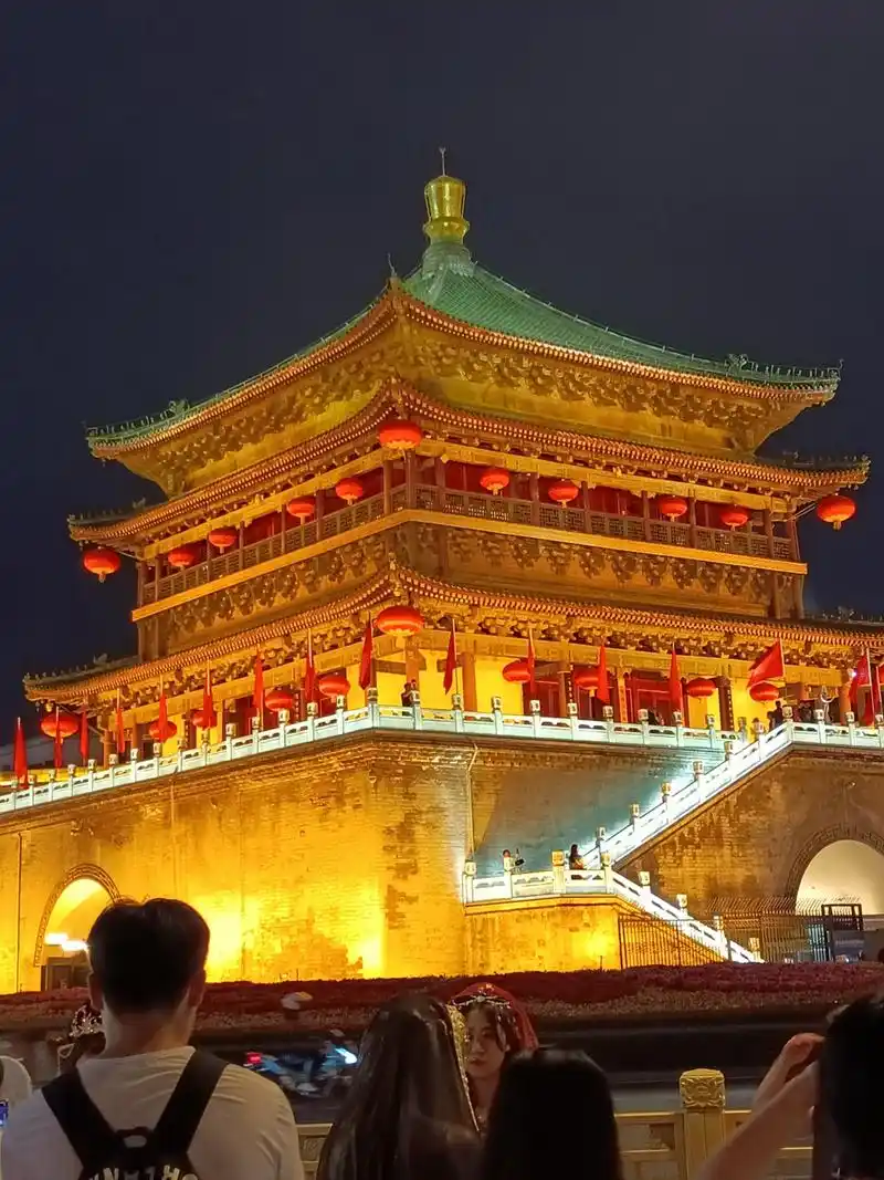 钟楼和鼓楼各自独立,其中钟楼可以拆卸后再组装,曾经跟着城中心滓移