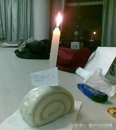 幽默笑话:老婆饿肚子都省下一个馒头给我当生日蛋糕,好感动啊!