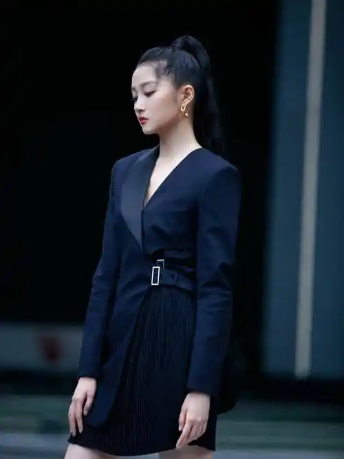 关晓彤黑西装配高马尾,又飒又酷高级时尚,纤细大长腿无人能比_造型