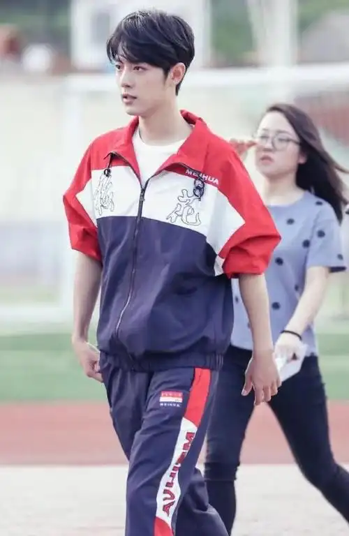 肖战校服现身拍摄mv化身阳光帅气肖学长衣服上的大字引误会