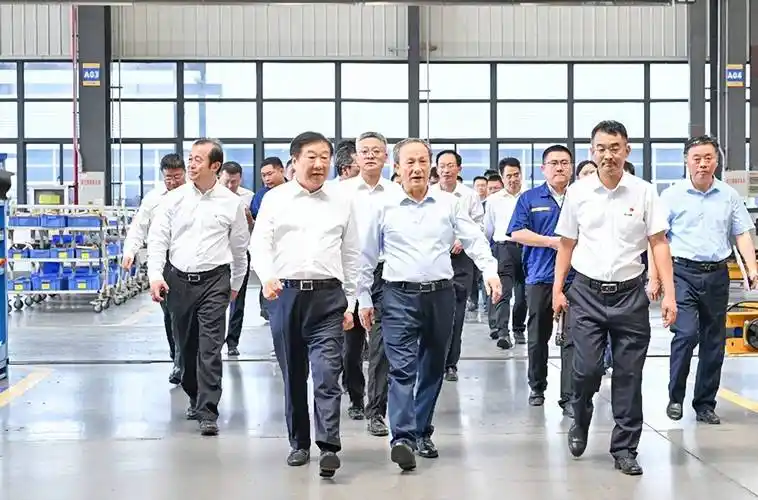 到访期间,谭旭光一行还分别深入徐工矿业机械装配智能制造生产车间和