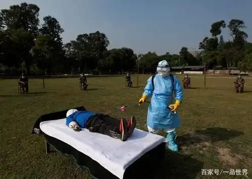 10月中旬,一组尼泊尔女兵在加德满都一处军营中参加关于如何处理