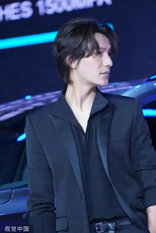 陈坤侧颜棱角分明 梳微卷发展优雅迷人微笑