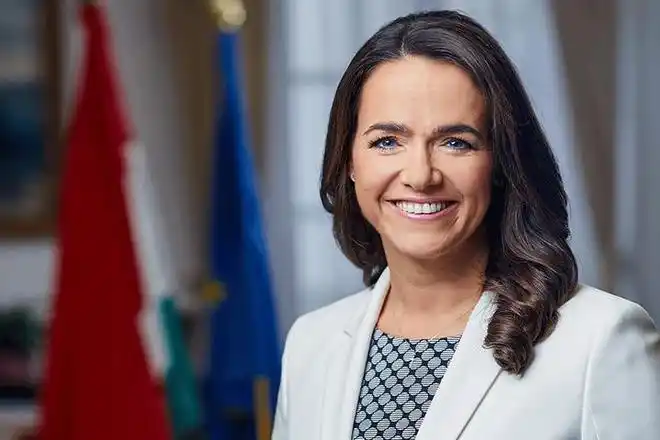 匈牙利首位女总统在家带娃6年后复出从部长到国家元首