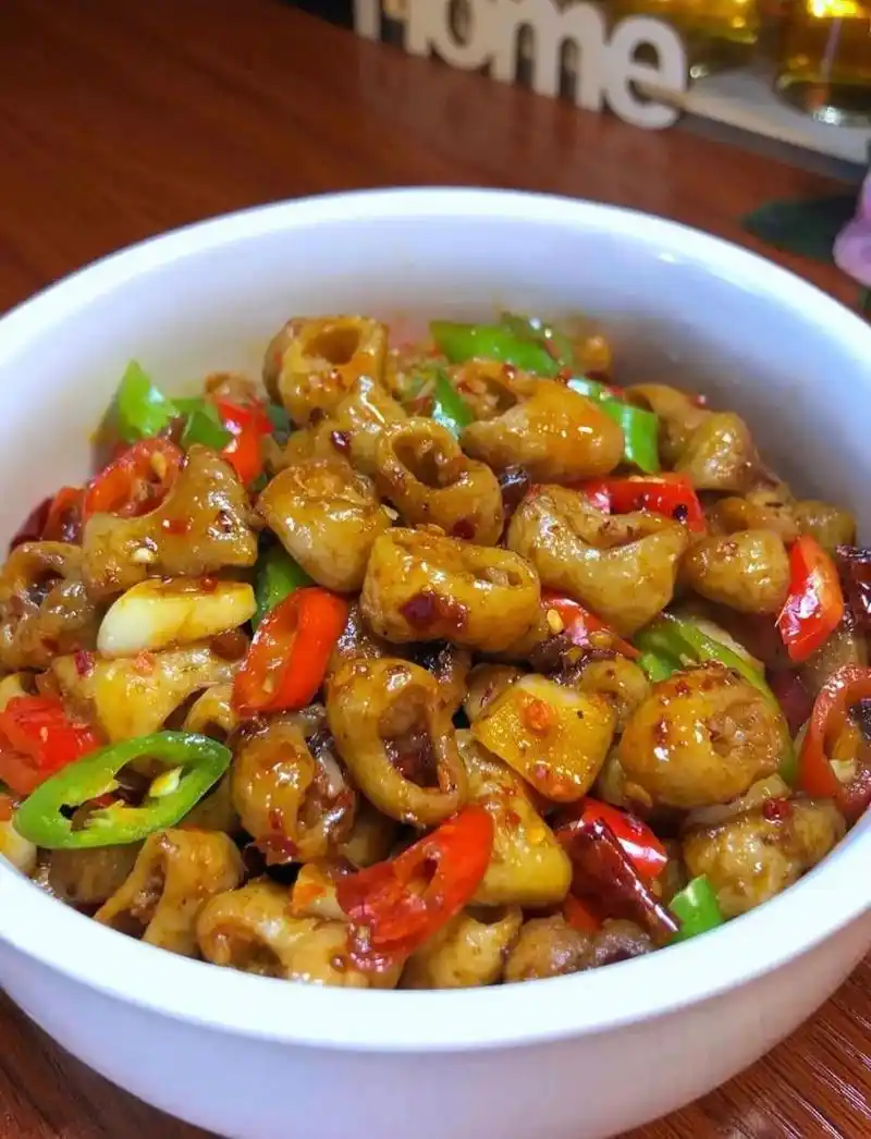 香辣爆炒肥肠|||今天分享一道家常菜 爆炒肥肠 香辣无比 嚼劲十足