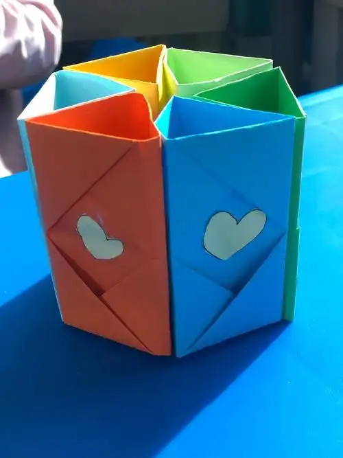 手工折纸爱心笔筒