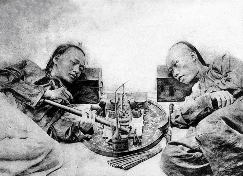 晚清人吸的鸦片长啥样看着黑不溜秋吸的人醉生梦死狠起来六亲不认