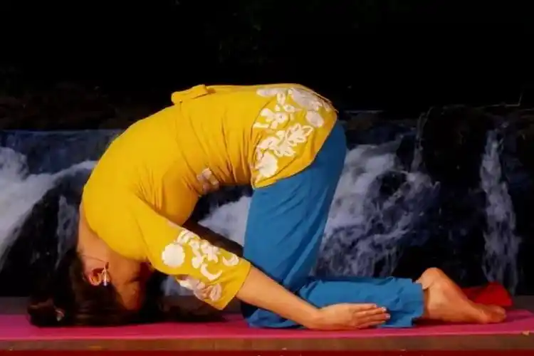 一个姿势对全身都有好处简单有效的瑜伽叩首式