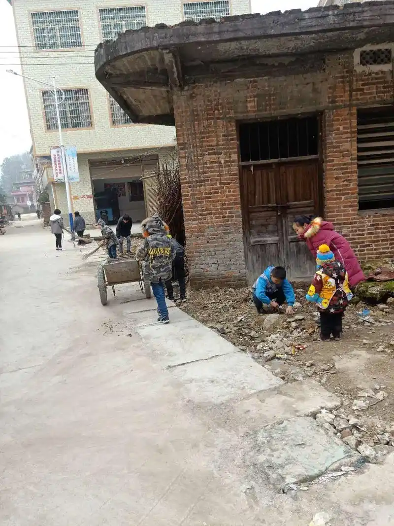 祠堂圩镇团结村2019开展"迎新春"卫生大扫除活动