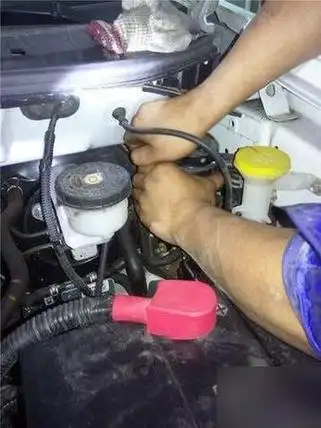 首先确保柴油滤清器内已加满柴油,然后启动车辆,轻踩油门,让发动机以