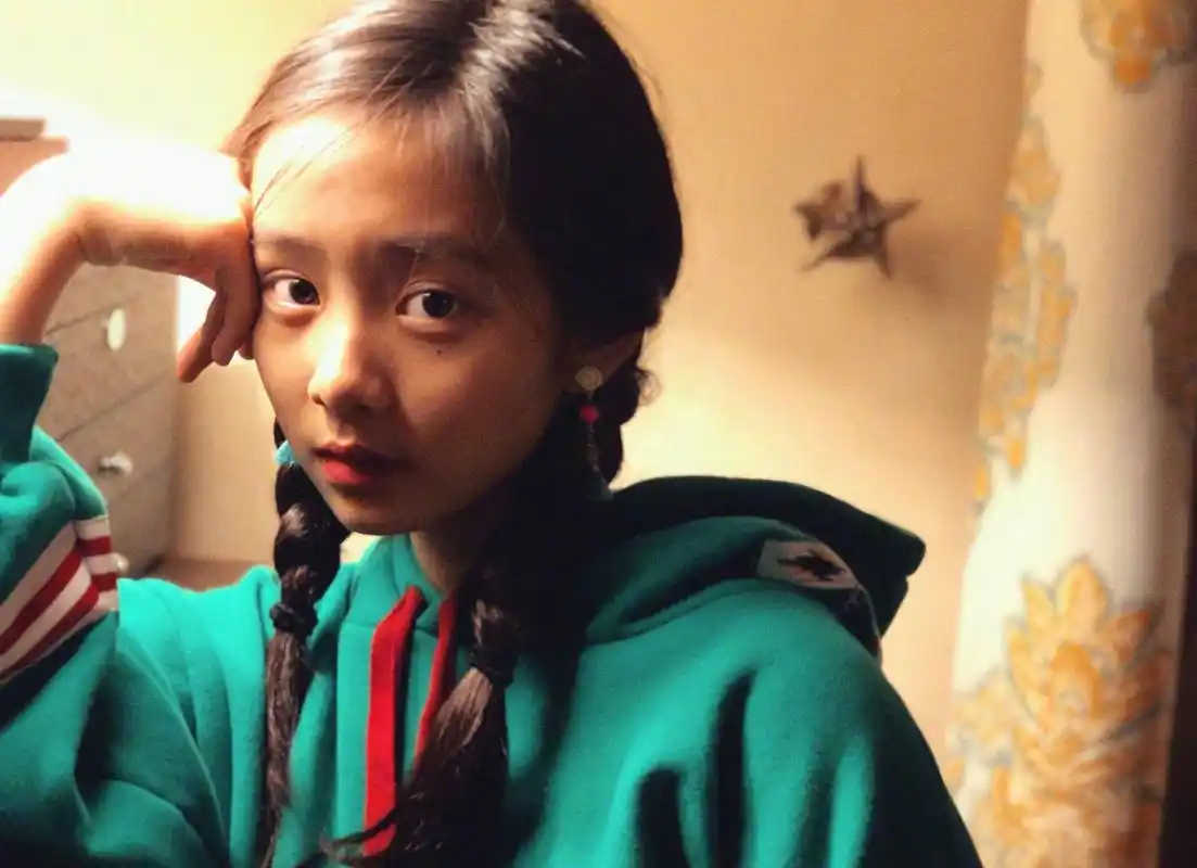 14岁黄多多拍写真惹争议腿精附体角度怪异真的适合孩子吗