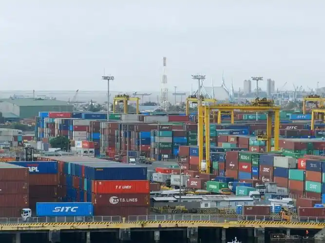 进入菲律宾马尼拉港口