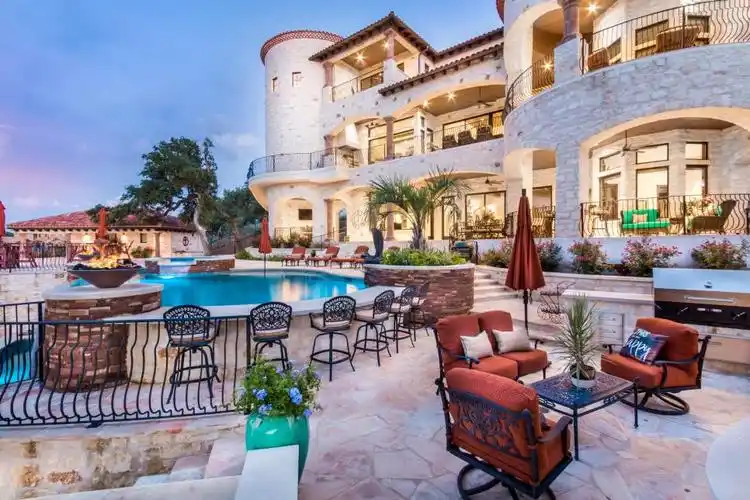 地中海别墅外部和露台