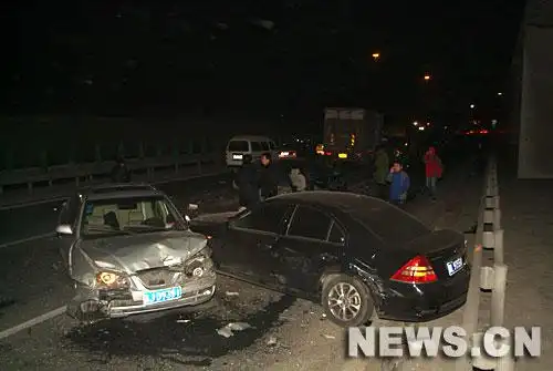 北京北五环发生11车追尾相撞交通事故[组图]