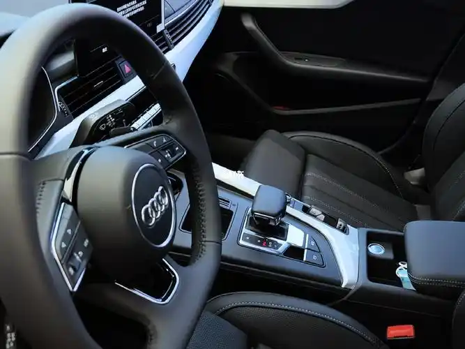 奥迪a4l40tsfi天云灰提车快乐