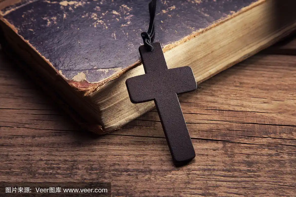 特写的木制基督教十字架上的圣经