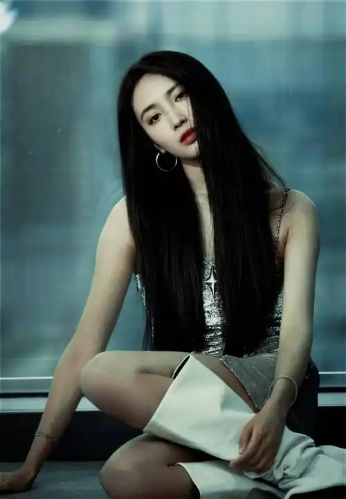 王紫璇初秋清冷光影大片,身材高挑火辣,自带港风氛围_感觉_红唇_黑长