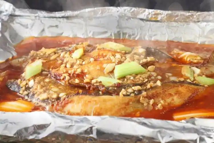 5折人均10元 !挤爆深圳的纸包鱼杀到旧城!最低34元/份,排队都要吃..._