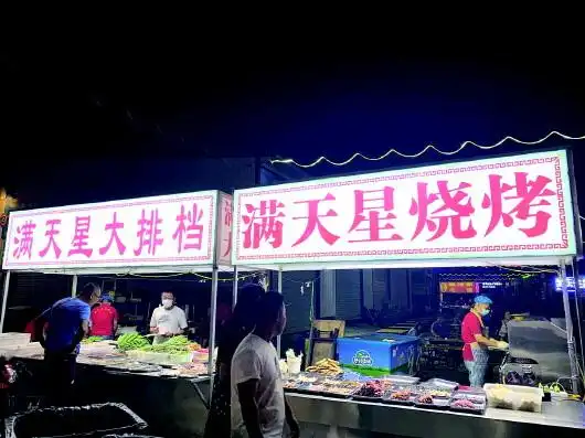 环联夜市烧烤摊位占了一小半. 齐鲁晚报·齐鲁壹点记者 陈晨 摄