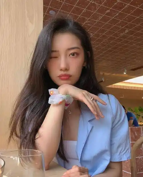 田依桐不愧是唐嫣看中的人,蓝色衬衫半截裤,清新中透着少女感_时尚