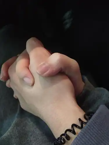 男朋友吃火锅突然开始哭一开始以为他被辣椒呛到然后发现最后两个人一