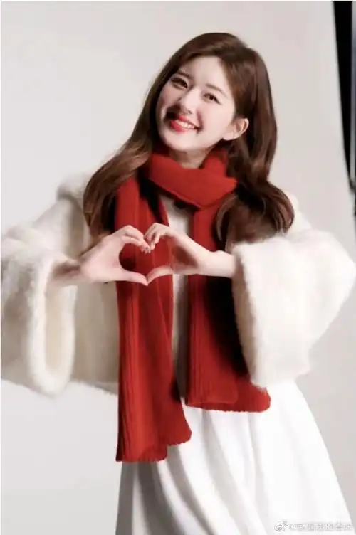 赵露思情人节脸蛋比心随拍怎么这么会拍吧露思情人节快乐