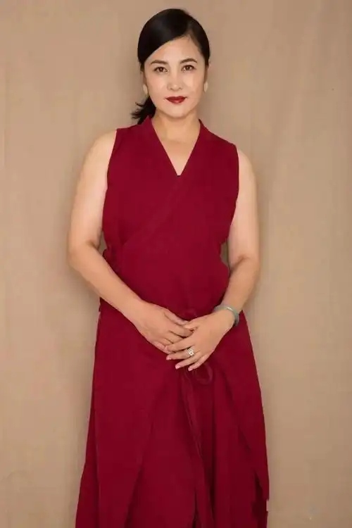 王菁华无视美颜的存在?