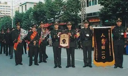 中国警察非常经典的95式警服2001年为何会迅速退役
