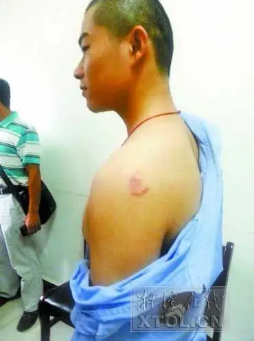 孩子被撞死家属要交警垫安葬费被拒后打伤7警察