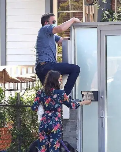 蝙蝠侠现身大本翻墙为女友开门身材发福动作却敏捷矫健