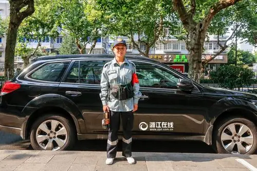 杭城停车收费员"穿"上二维码