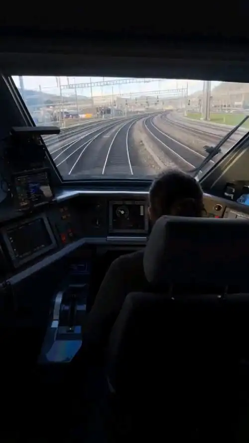 火车驾驶室,第一视角