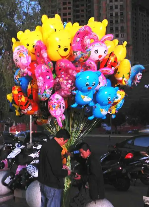 4楼                           【买气球的诱惑小孩儿大人掏钱儿】