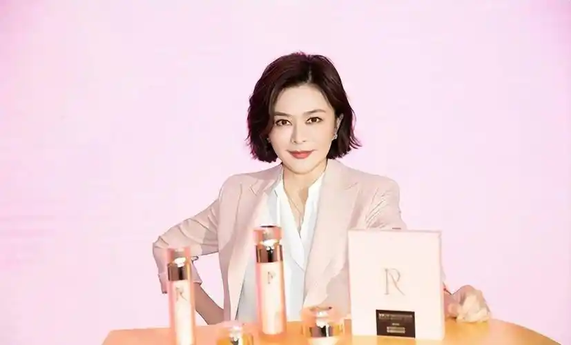 关之琳餐厅被偶遇,穿家庭妇女装无星味,路人镜头下暴露60岁年龄_女性