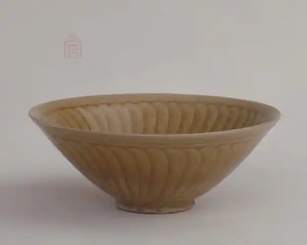 p>宋耀州窑青釉刻花菊瓣纹碗为宋代耀州窑青瓷的代表作品.