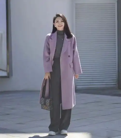 在灰色与众多色彩搭配中,灰色和紫色是最显高级的搭配.