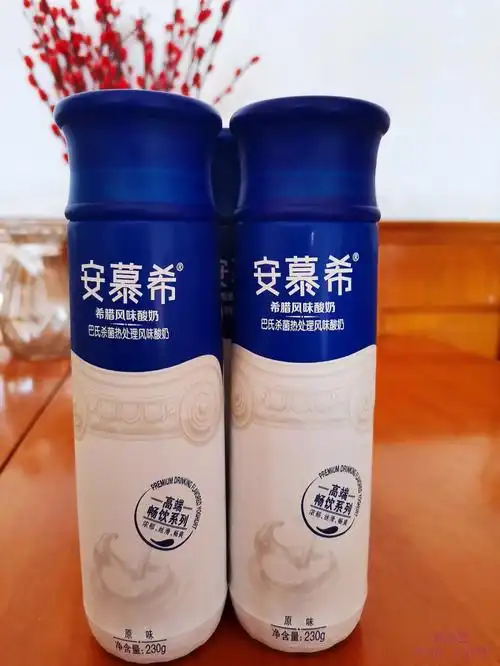 酸奶外观:这款安慕希酸奶的外包装采用的是软质的塑料瓶包装,每一瓶的