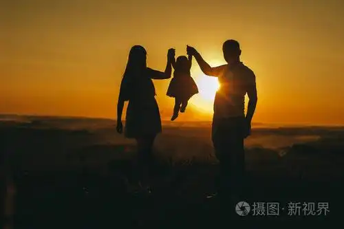 爸爸妈妈和女儿羡慕日落