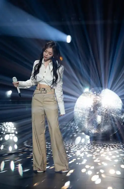 张靓颖新歌最初的爱首唱舞台