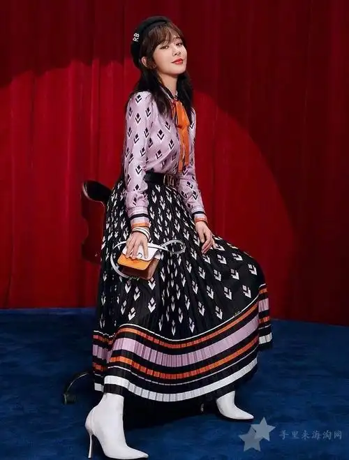 coach蔻驰官网女士产品系列代言人杨紫展现青春魅力