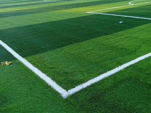 其实多数场地只需要使用到人造草坪足球场即可