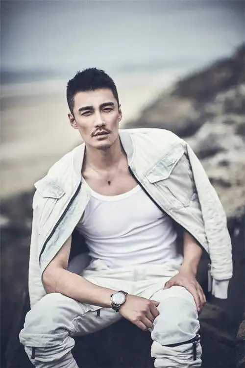 胡兵曝海滩大片鲛珠传展帝王气度