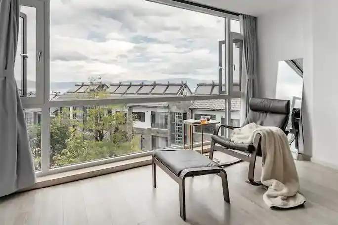 但是房东还是给房间安装了玻璃落地窗,让大家有一个好的观景视野,推