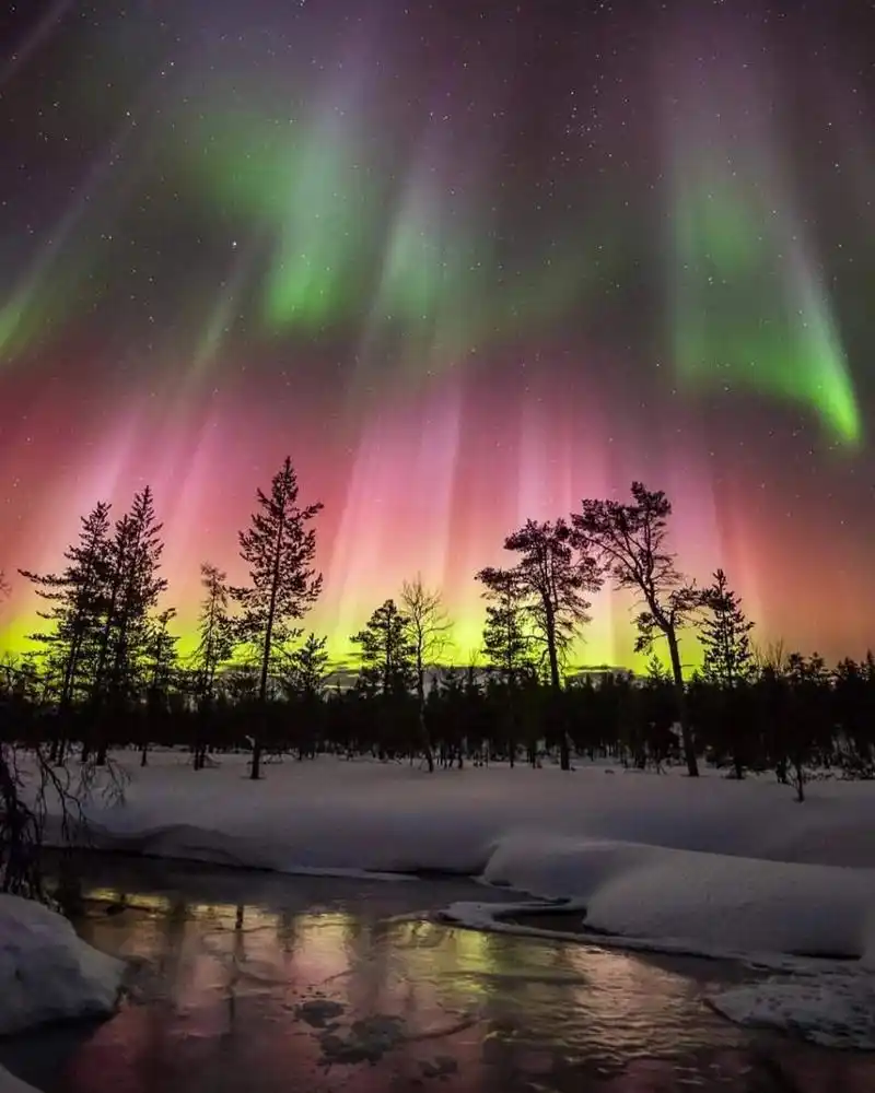 图一北极极光拍摄于芬兰,图二南极极光拍摄于澳洲的塔斯马尼亚.