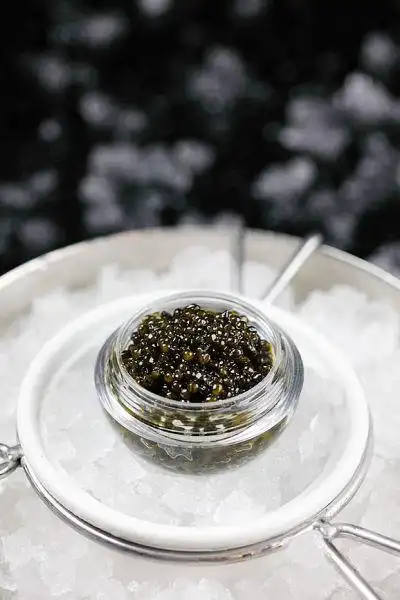 来自俄罗斯的顶级鲟鱼鱼子酱将春天的周日早午餐锦上添花