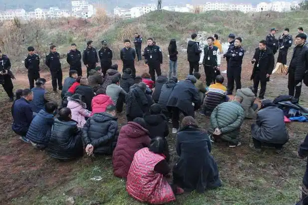 得知消息,义乌溪和六一高速路段交叉口附近的山上,常聚集众多人群