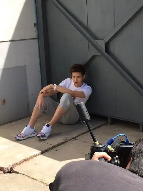 潮流运动界的吸金小鲜肉们吴亦凡代言adidasoriginalszxflux系列