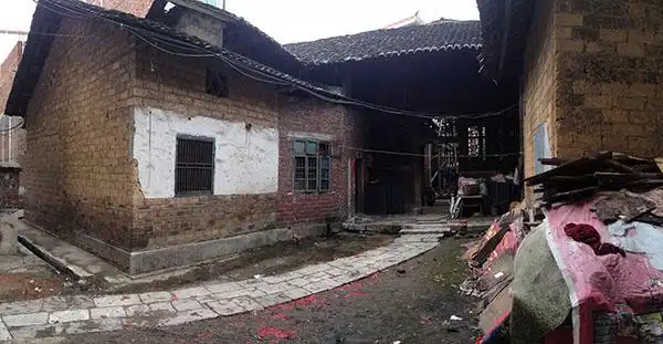 经过岁月的洗礼,瓦房的墙体斑驳,粉刷在上面的石灰,东一块西一块脱落