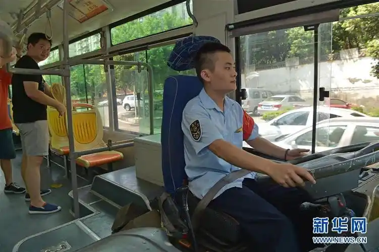 重庆连续高温红色预警 公交车驾驶员上班"蒸桑拿"[组图]